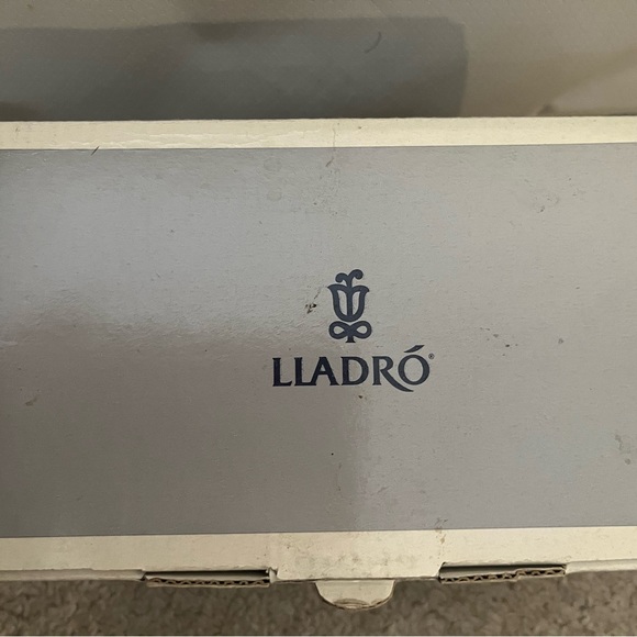 LLADRO Linda Con Maceta Spring is Coming - Picture 5 of 14